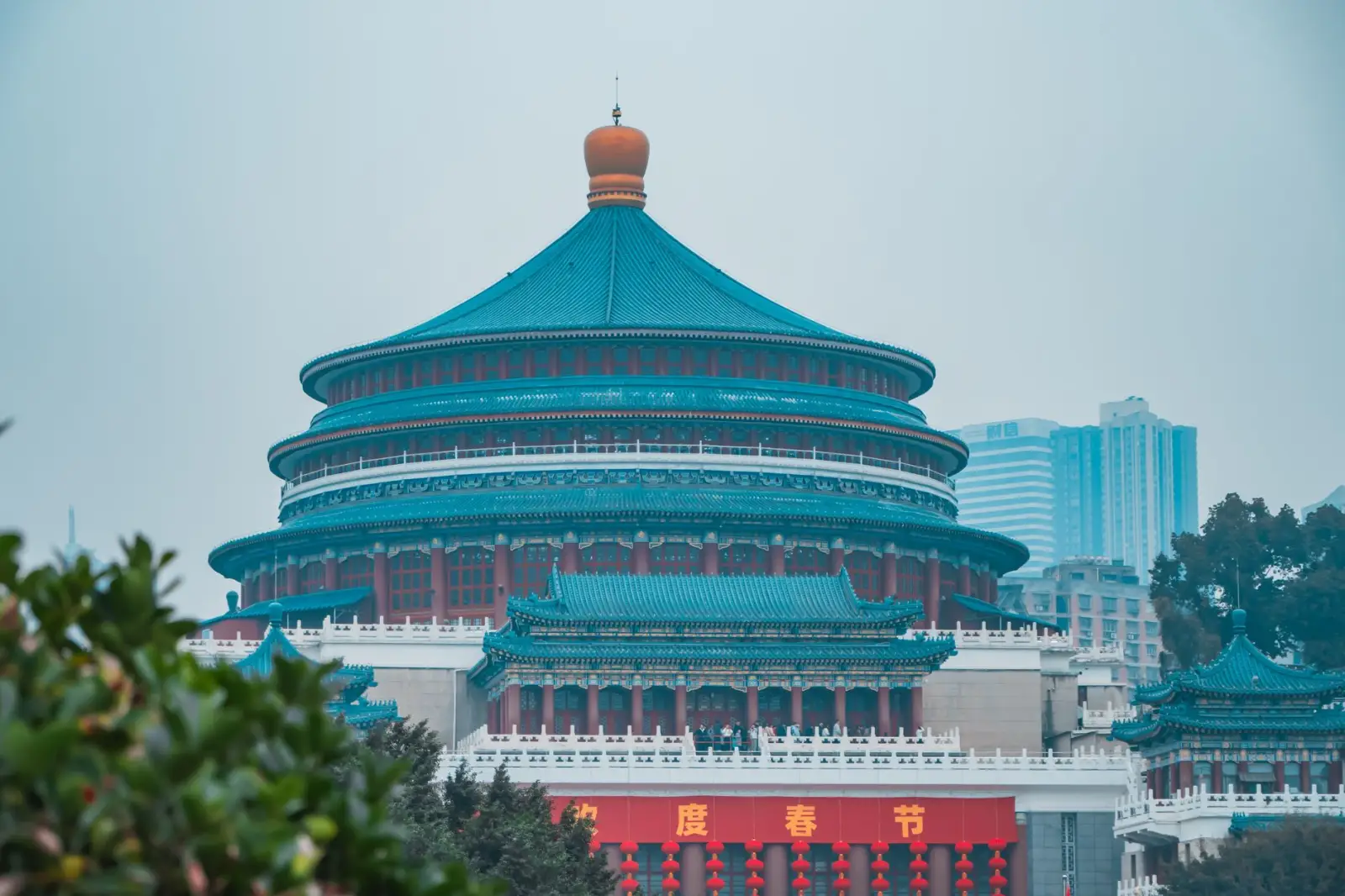 变频器与PLC控制系统在工业设备中的应用对比分析